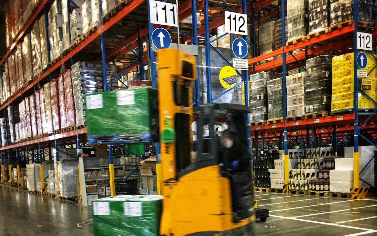 自動車部品の構内フォークリフト搬送スタッフのイメージ 1